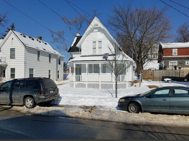 Building Photo - Grand Rapids, MI Downtown 2-Story Victorian-Style Cottage