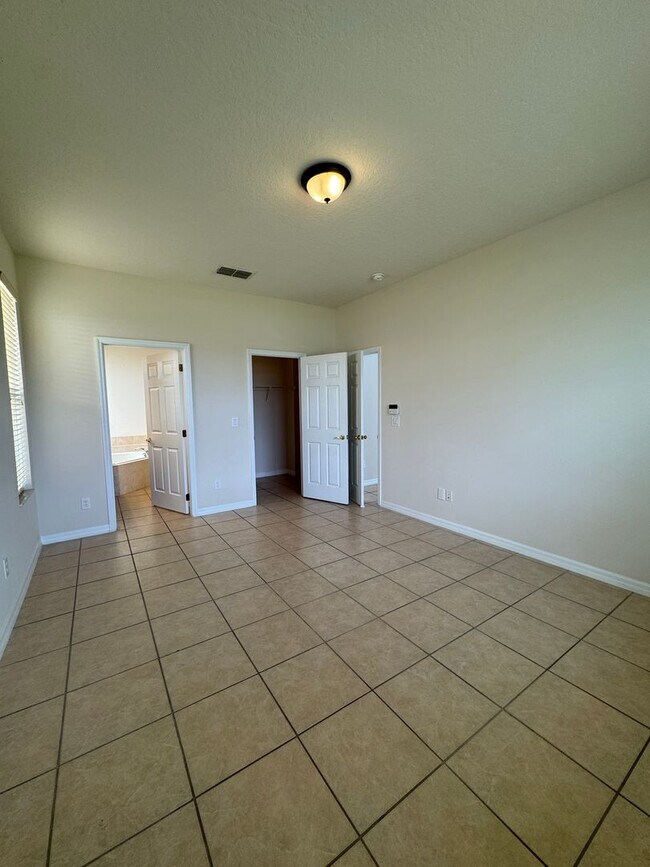 Building Photo - Spacious house with 6 bedrooms and 4.5 bathrooms to call home