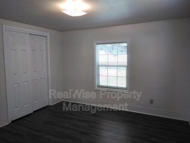 Building Photo - 1125 W Brown Ave
