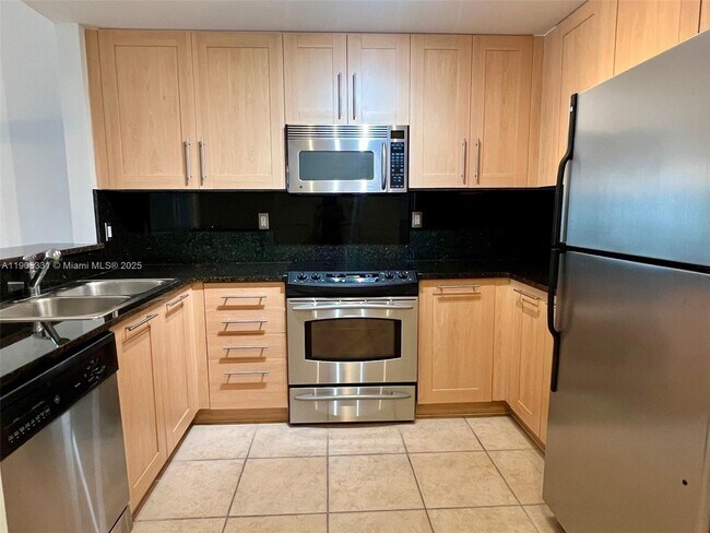 Building Photo - 511 SE 5 Ave