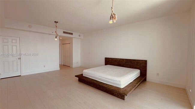 Building Photo - 400 Sunny Isles Blvd