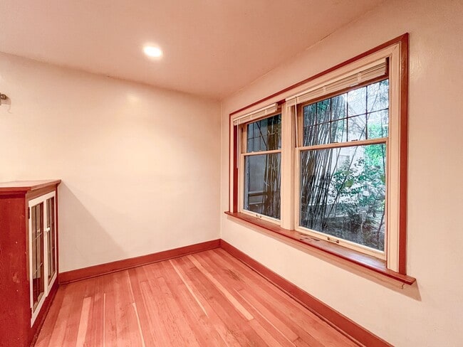 Building Photo - Charming 1bd/1bth U-District Condo, $1,550...