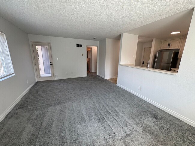 Building Photo - 7405 Charmant Dr