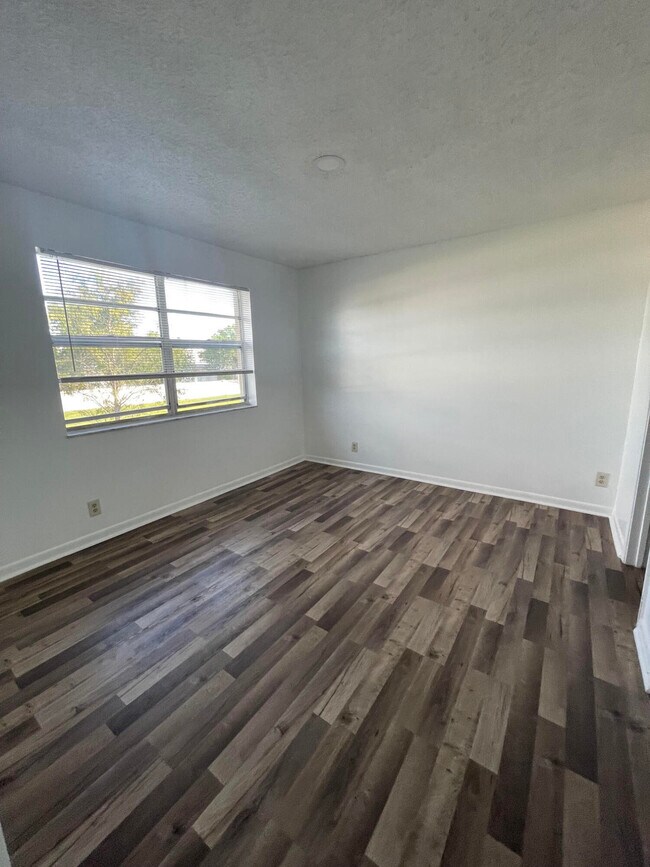 Building Photo - 10092 Twin Lakes Dr