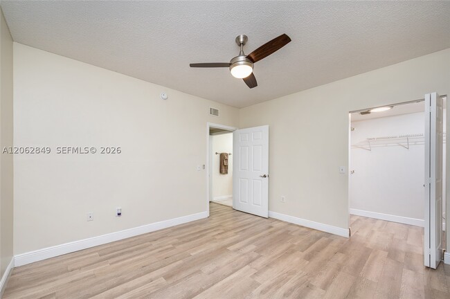 Building Photo - 2482 Centergate Dr