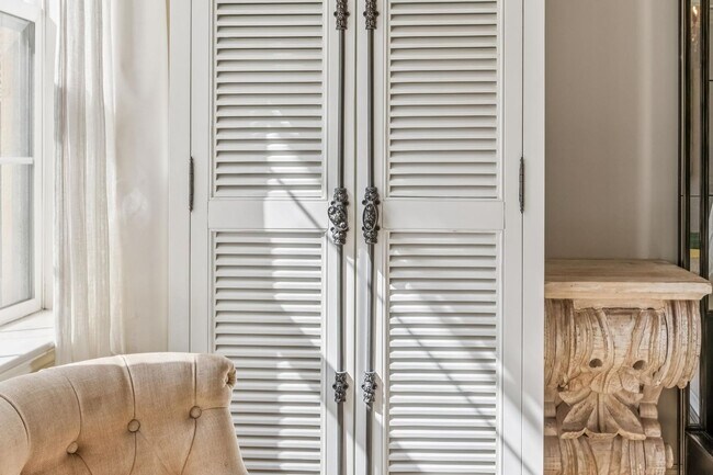 Building Photo - 690 Sutter St