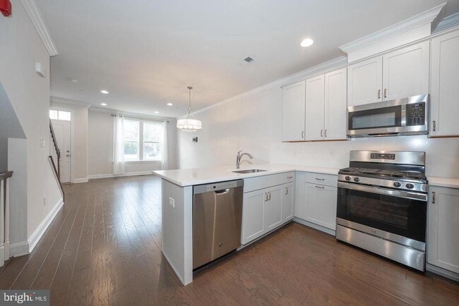 Building Photo - 220 Charles Ellis Dr