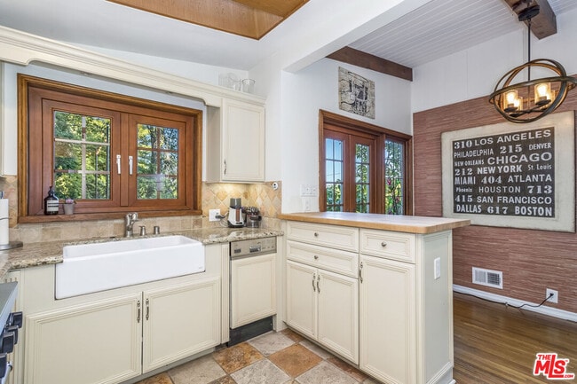 Building Photo - 2385 Sunset Heights Dr