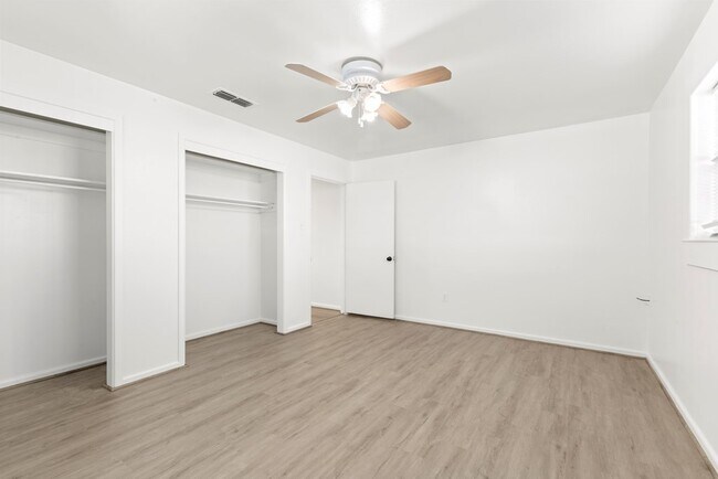 Building Photo - 1418 Crescent Dr