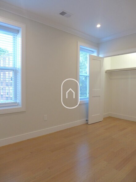 Building Photo - 164 Kelton St