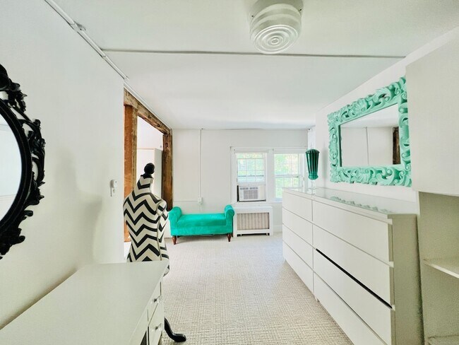 Building Photo - 301 Haviland Rd