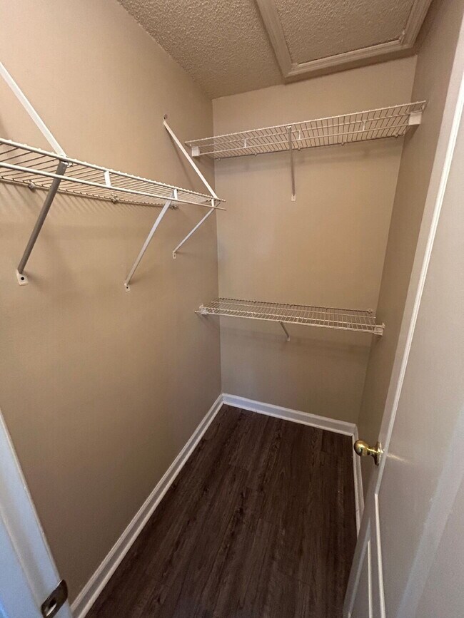 Building Photo - 2 bed/2 bath with new paint and flooring! Pets are welcome! New Back Porch!