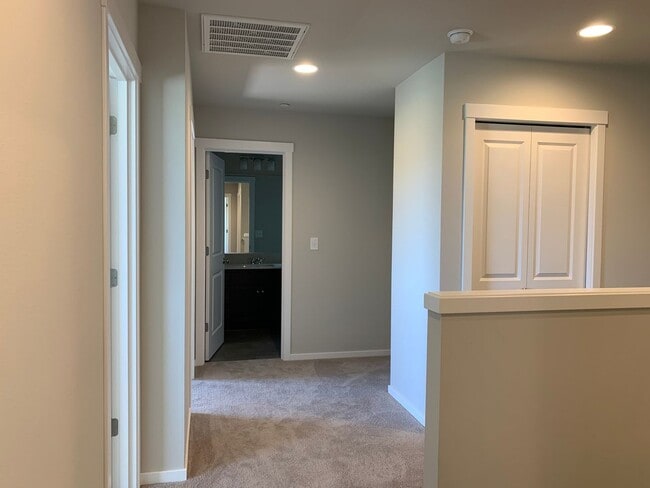 Building Photo - GORGEOUS 5BD, 3BA, 2-CAR GARAGE! AMENITIES...