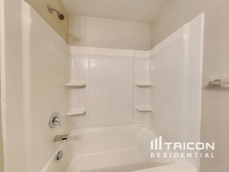 Building Photo - 2831 Village Center Dr