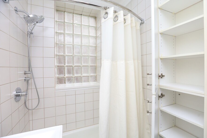 Building Photo - 1938 W Berenice Ave