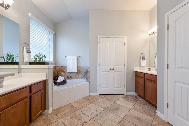 Building Photo - 2915 Bluffstone Dr