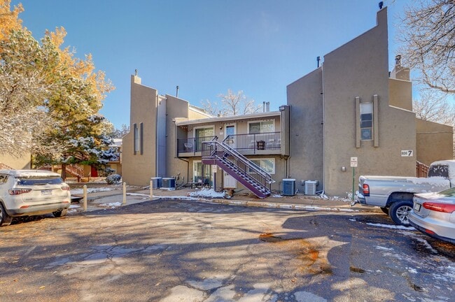 Building Photo - $1,295.95 - 1 Bed Updated Condo right by Cherry Creek Shopping Center!
