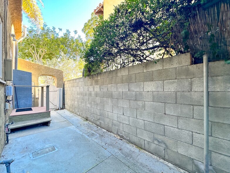 Building Photo - 302 W Mariposa Ave