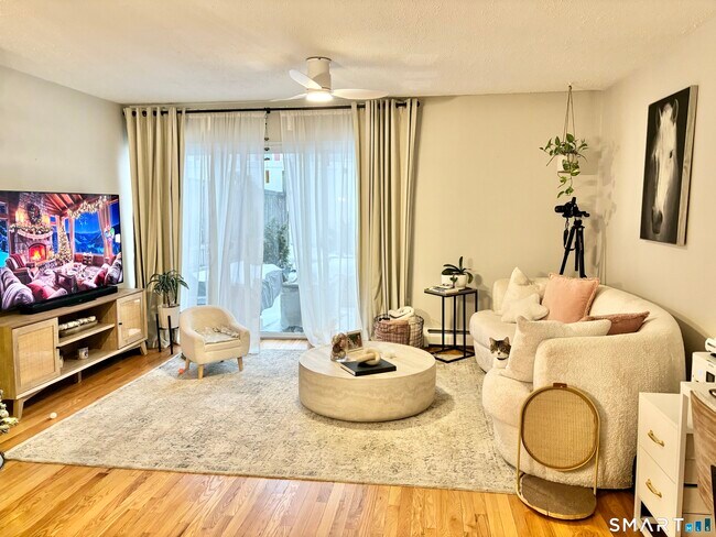 Building Photo - 208 Flax Hill Rd