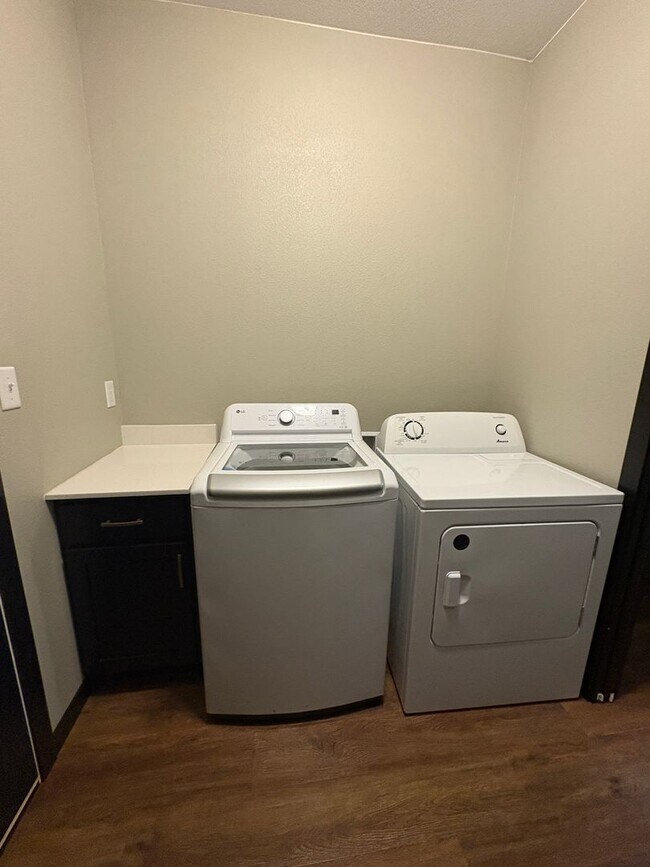 Building Photo - PRICE REDUCED!!! 4 bed / 3 bath Twinhome for Rent!