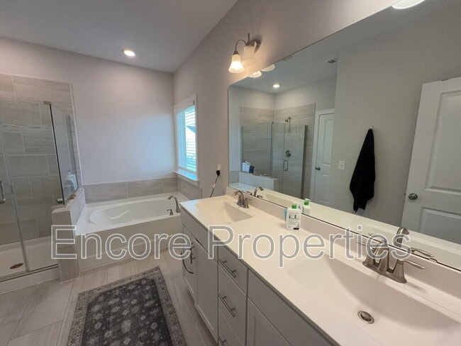 Building Photo - 2211 Montebell View Dr