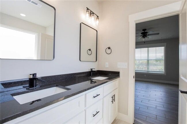 Building Photo - 300 White Oak St