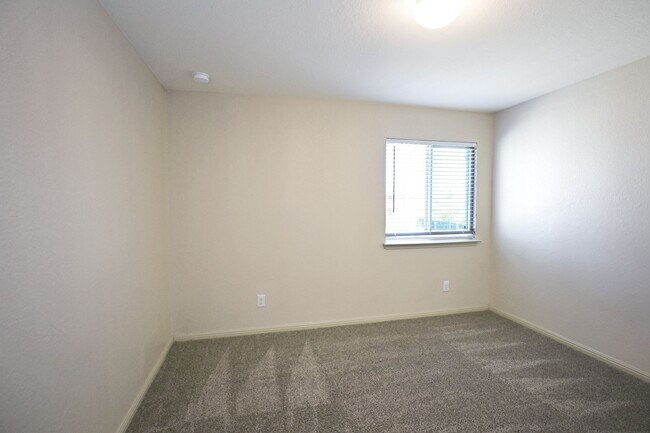 Building Photo - 2231 Hawk Dr