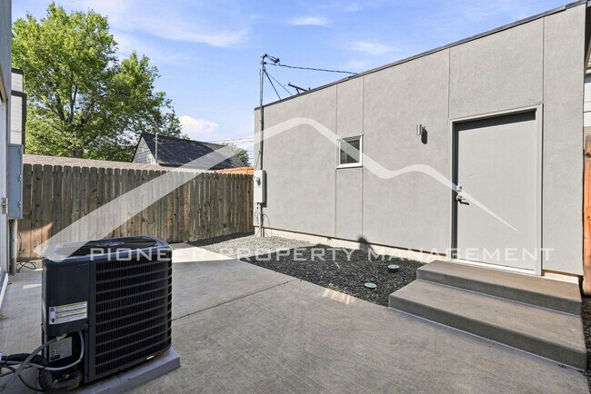 Building Photo - 3625 Mariposa St