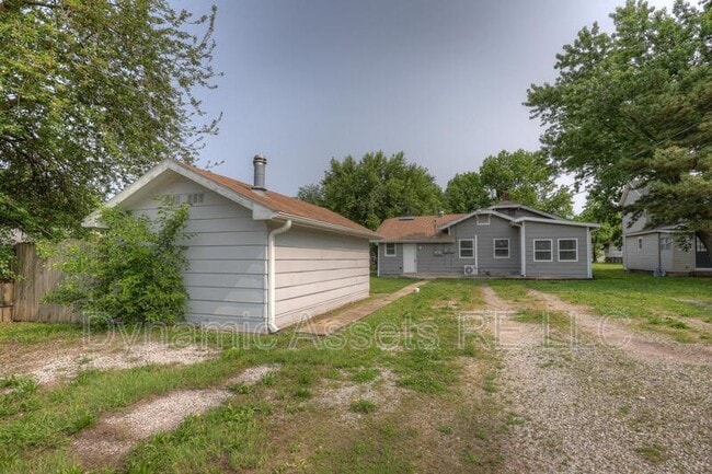 Building Photo - 208 E Park St