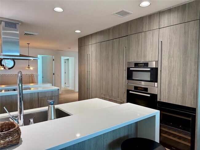 Building Photo - 350 Ocean Dr