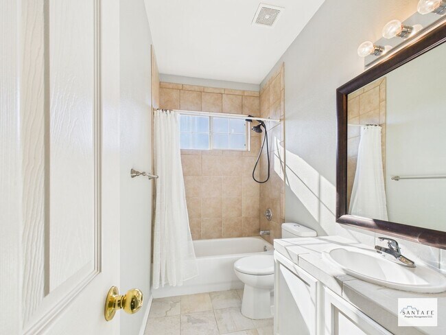 Building Photo - UNFURNISHED 3 Bedroom in Desirable Community