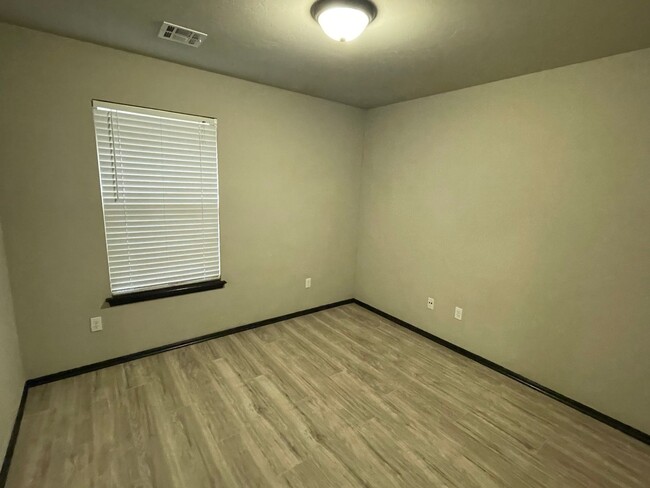 Building Photo - 3 bed 2 bath 2 car in Moore Schools! Great...