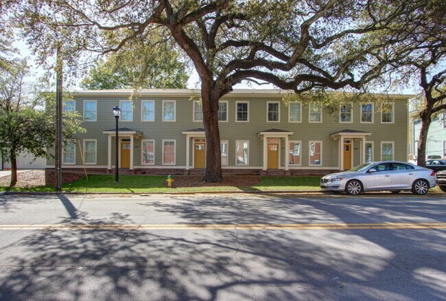 Building Photo - Stunning 3 bed/2.5 bath townhouse with Gated Parking and Energy Efficiency