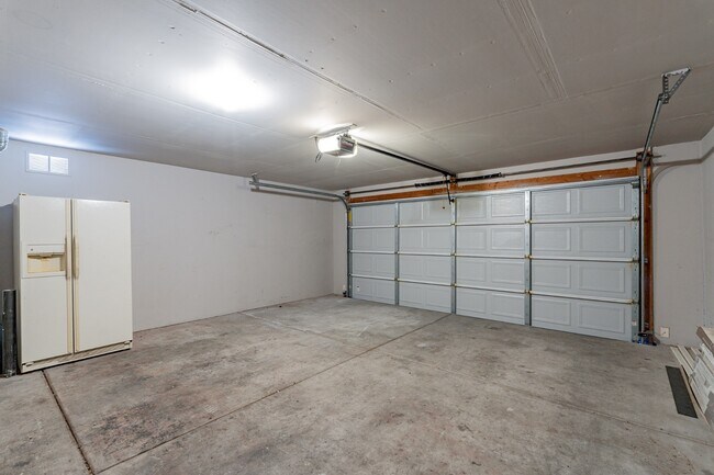 Building Photo - 8220 N Freshwater Ln