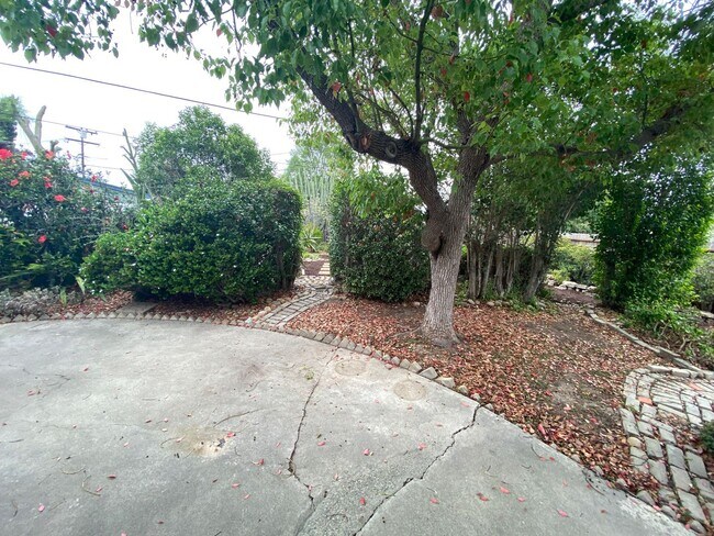Building Photo - Cute 3 Bedroom 2 bath home located near SD...