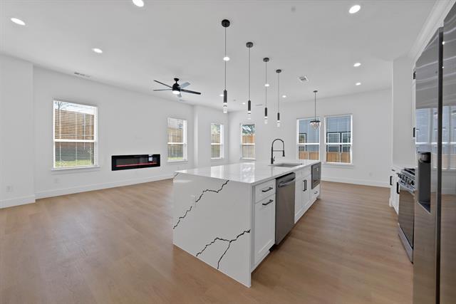 Building Photo - 308 E 7th St