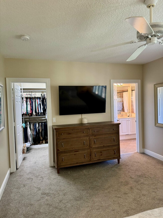 Building Photo - 4488 Hickory Dr