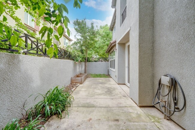 Building Photo - 3BR/3BA Folsom Condo with Fireplace + 2 Car Garage