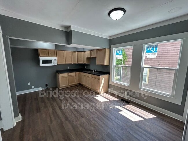 Building Photo - 33 E Shadyside Dr