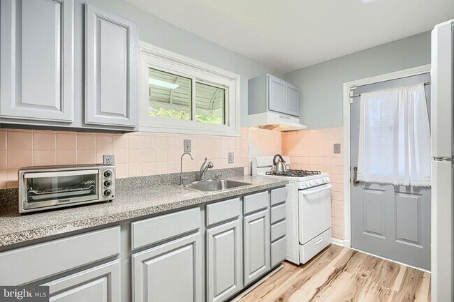 Building Photo - 5506 Adleigh Ave