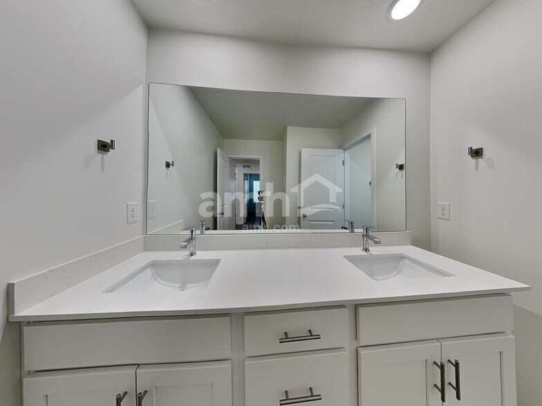 Building Photo - 1284 W Mahogany St