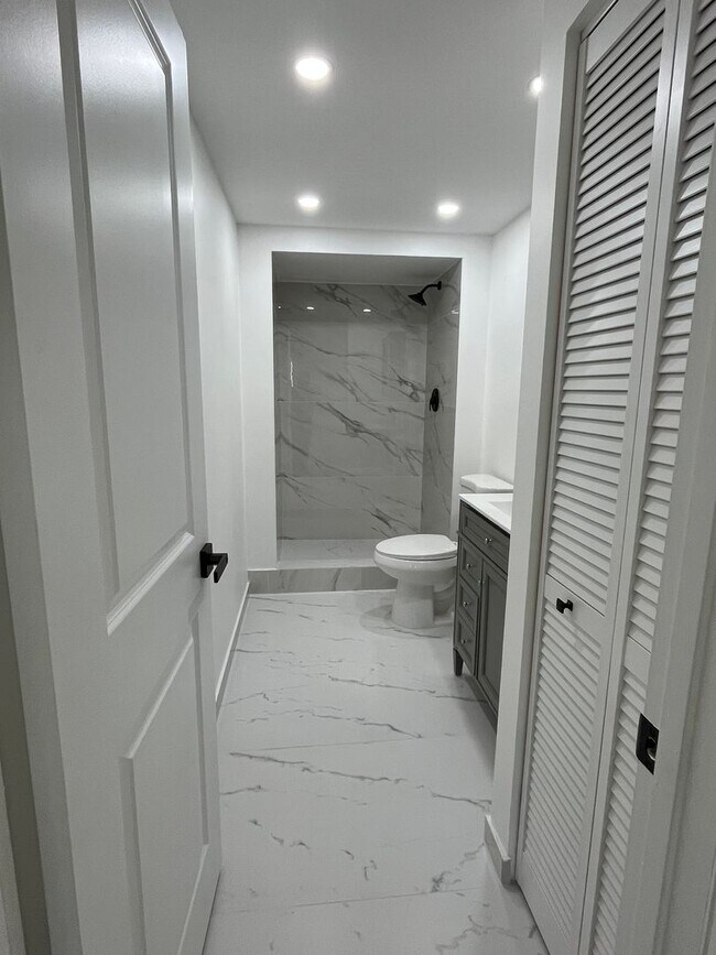 Building Photo - Beautiful 2 bedroom 2 bath Condo in Boca R...