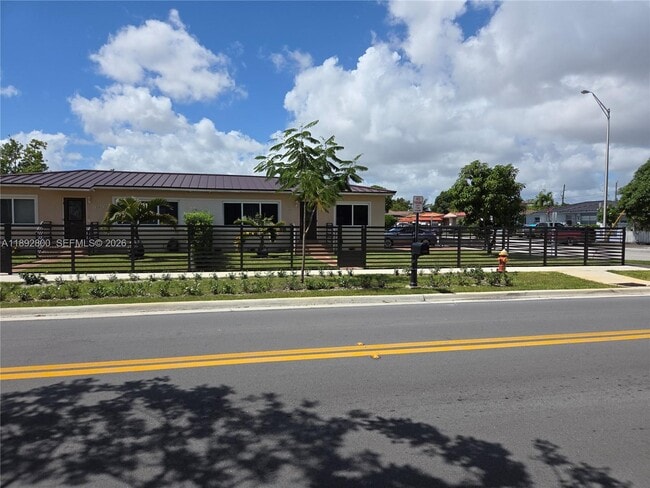 Building Photo - 1690 E 5th Ave