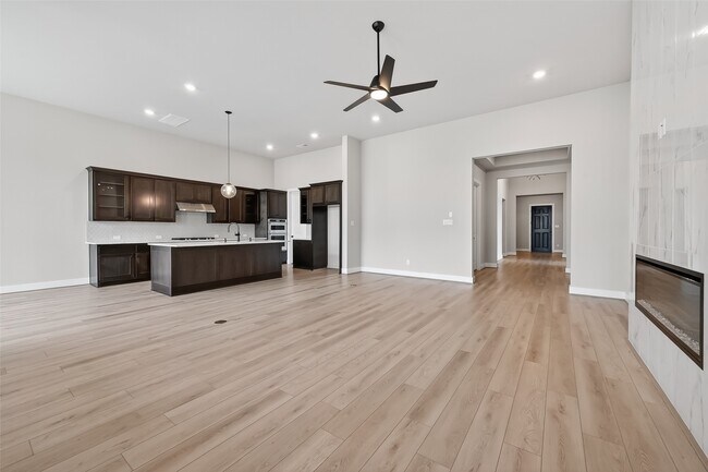 Building Photo - 2022 Serene Spgs Dr