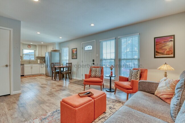 Building Photo - Cozy Updated 2 Bedroom Townhouse in Central Colorado Springs