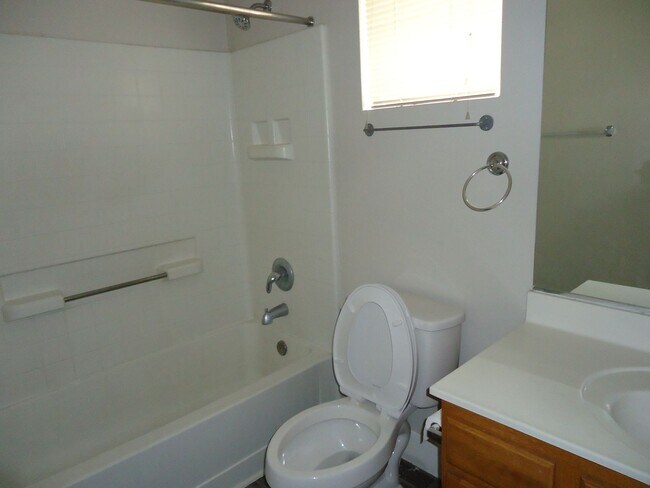 Building Photo - Nice two story house on SW area