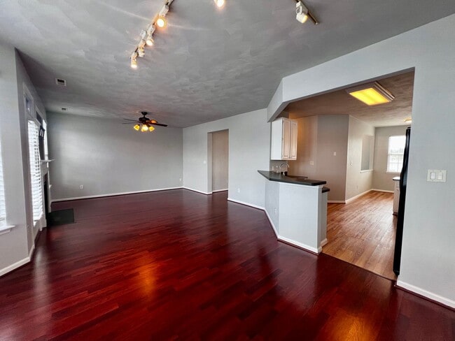 Building Photo - Charming Lakefront Townhome
