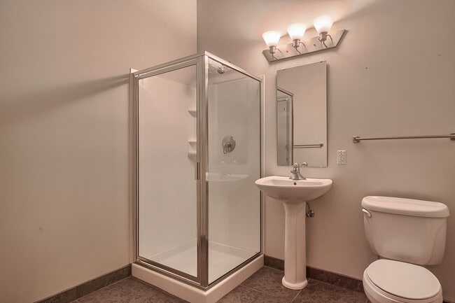 Building Photo - Huge Luxury 2 Story Condo with Private Rooftop Deck!