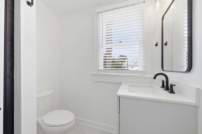 Building Photo - 300 E 3rd St