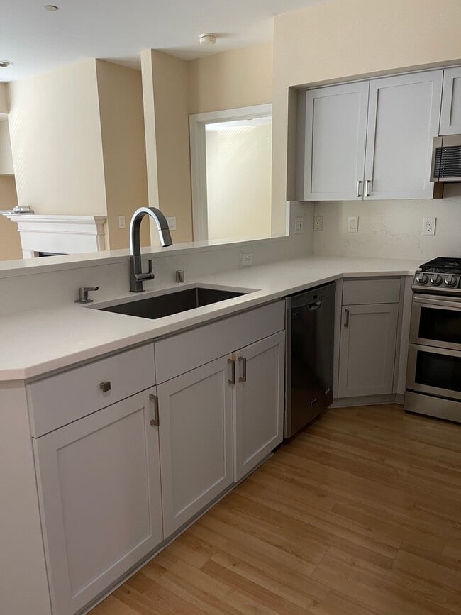 Building Photo - Fantastic Condo in the Heart of Downtown B...